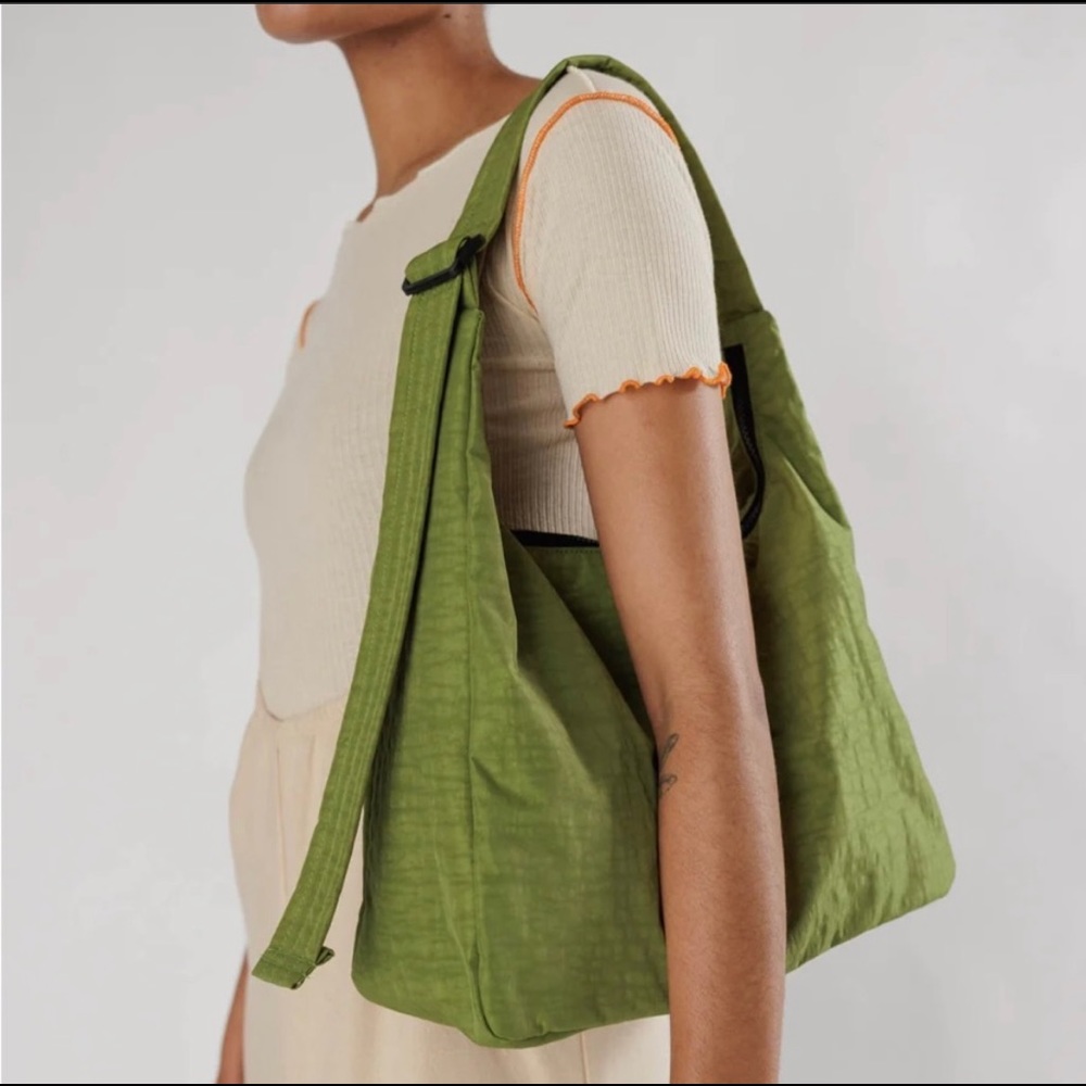 BAGGU nylon shoulder bag in avocado!